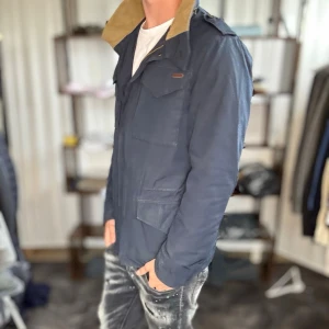 Peak performance field jacket -  Ok skick, använd men fullt brukbar🤩. Nypris ca 2000kr. Modellen är 185 cm, 75 kg. Alltid billigare pris vid köp av flera varor‼️🙌Svarar alltid på frågor eller funderingar! 