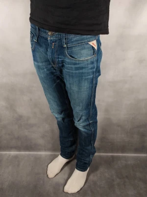 Replay Anbass - Replay Anbass Jeans • Storlek: 30/32 • Skick: 9/10 – fint skick, utan skavanker • Inkluderas: Endast jeansen • Nypris: Ca 2 000 kr • Passform: Modellen på bilden är 180 cm lång, väger 65 kg •