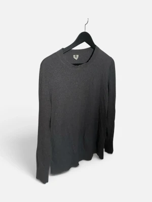 ARKET kashmir stickad tröja - En enkel och stilren mörkgrå tröja i kashmir med rund halsringning och långa ärmar. Perfekt att matcha med jeans eller över en skjorta för en clean look. Tröjan har ribbade muddar vid ärmslut och nederkant och är tillverkad i ett mjukt material.