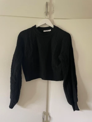 Stickad tröja - Stickad croppad tröja från Nakd i bra skick storlek S.