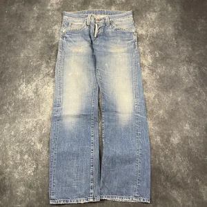 Mustang vintagejeans för herr i ljusblått, storlek W34 L34 - Ljusblå vintagejeans från Mustang för herr. W/L är uppskattningar baserade på måtten.  Mått 📏 Midja: 44 cm Benslut: 22 cm Lår: 34 cm Totallängd: 110 cm Måtten hittas även på bilderna  Skickar produkten inom 24 timmar Spara på priset och frakten genom att sätta ihop ett paket Mer information finns på min profil 10-625
