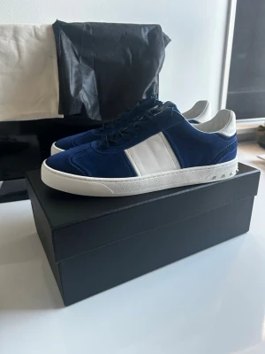 Valentino flycrews - Säljer min kanapt använda valentino flycrews. Allt är i bra skick. Skorna är i storlek 44.              Hör av er vid frågor eller funderingar.
