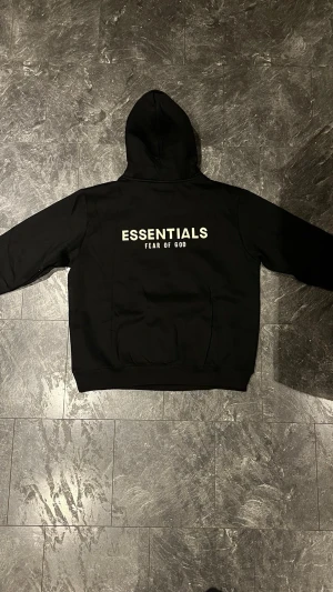 Svart Essentials Fear of God matching set - FEAR OF GOD ESSENTIALS 🖤  Condition: Very good condition Colour: Black Style: Hoodie + joggers matching set Details: Essentials / Fear of God branding, drawstring waist, cuffed joggers  📸 What you see is what you receive — please check all photos carefully for condition and details.  🚚 Fast dispatch 📦 Carefully packaged 💬 Feel free to message me with any questions 🤝 Bundle deals welcome ⚡ Offers considered