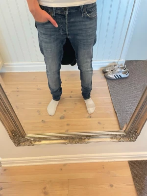 Jack&jones Glenn  - Snygga jack&jones Glenn jeans i ljusblå färg med riktigt snygga fades. Slimfit. Modellen på bilden är 183, storlek 29/32. Hör av er vid funderingar!
