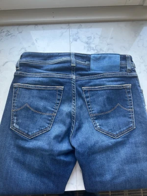 Jacob Cohen Nick Slim - Jacob Cohen Nick Jeans Modell: Nick Slim Storlek: 29 Färg: Mörkblå Skick: 9/10 Modellen är 179cm lång och 65kg Nypris: ~450€