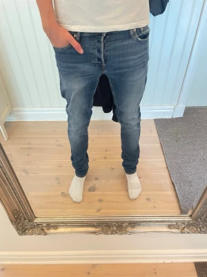 Jack&jones Glenn jeans - Slimfit Jean från jack&jones i Glenn modellen. Snygga slitningar och en ljusblå färg. Modellen på bilden är 183, storlek 28/32. Hör av er vid funderingar!