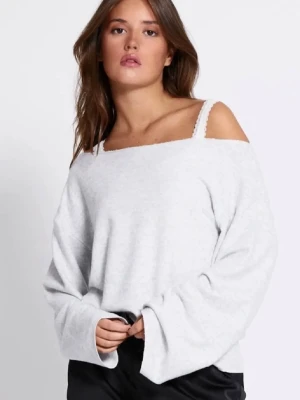 Ljusgrå off shoulder tröja - Trendig ljusgrå off shoulder tröja med bred, rak halsringning och långa, vida ärmar. Tröjan har en avslappnad passform och visar ena axeln, vilket ger en cool och avslappnad vibe. Perfekt att styla med både jeans och kjol.