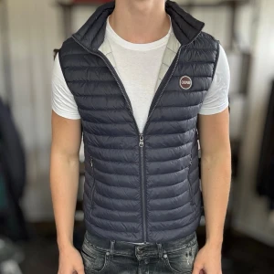 Colmar väst - Mycket fint skick, inga defekter. Nypris ca 2500kr. Modellen är 185 cm, 75 kg. Alltid billigare pris vid köp av flera varor‼️🙌Svarar alltid på frågor eller funderingar! 500 recensioner med 5/5🤝