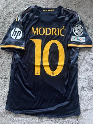 Real Madrid 19/20 Modric - En real Madrid tröja från 19/20 med Modric, storlek L 
