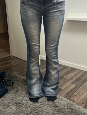 True religion  - Stretchigt material och supersköna storlek 26. Snygga röda sömmar, lite urtvättade 