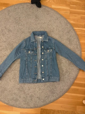 Klassisk blå jeansjacka