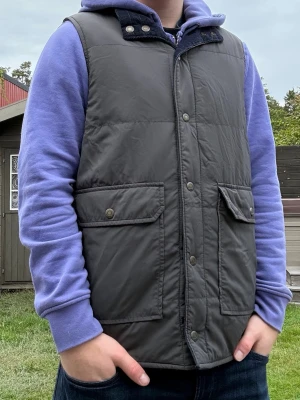 Vändbar väst - Riktigt snygg vändbar väst från Levis. Passar därav till det allra mesta, mycket fickor i och med att det är på båda sidorna av västen. Fint skick. Storlek M, modellen är 176, men aningen stor, passar bra mellan 178-188. 