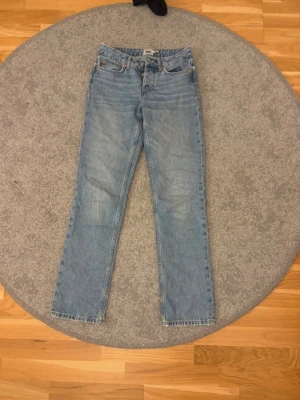 Ljusblå raka jeans