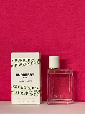 Burberry Her Eau de Toilette 30ml - Burberry Her Eau de Toilette 30ml  Se bilder för mängd kvar och noter och batchkod. Köpt på flaconi. Förvarad mörkt och svalt  inköpt juni 2026 endast test sprayad. 