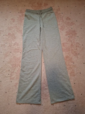 Grå populära mjuka loungebyxor mjukisbyxor yogabyxor från lager157 - Ett par grå loungebyxor/yogabyxor i mjukt och stretchigt material, den populära modellen från lager157. Byxorna har raka, vida ben och resår i midjan med dragsko för extra komfort. Perfekta för att chilla hemma eller gå ut i. Klassisk och enkel design som passar till det mesta. Storlek xs, säljer då de var för små för mig så endast provade.