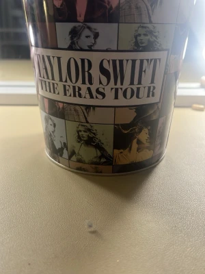Limiterad Taylor Swift The Eras Tour hink - Säljer en färgglad hink med motiv från Taylor Swift The Eras Tour. Perfekt som samlarpryl eller dekoration för fans. denna skål är även limiterad upplaga. Aldrig använt