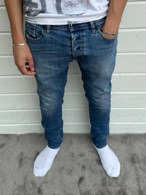 Diesel jeans blå  - Hej, blå Diesel jeans säljes i gott skick! Inga defekter förekommer. Modellen på bilden är 183cm och väger 68kg. Storleken är W32/L30 med passformen slim. Hör gärna av dig! Mvh DC ♦️