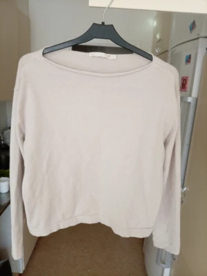 Beige tröja från 157, storlek XS - En enkel och stilren beige tröja från 157 i storlek XS. Tröjan har rund halsringning och långa ärmar, perfekt för lager på lager eller att bära som den är. Mjuk och skön kvalitet som passar till det mesta.
