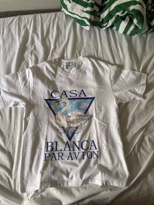 Vit Casablanca t-shirt  - Säljer en vit t-shirt från Casablanca. Klassisk passform och rund hals. Perfekt för dig som gillar stilrena men ändå unika plagg. Väldigt bra kvalite.