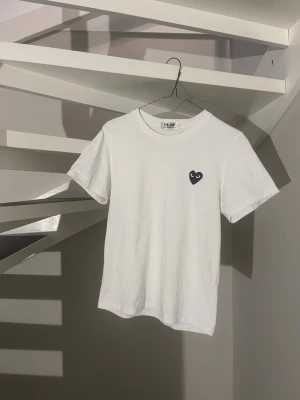 Comme des garcons play T-shirt  - Vit comme des garçons t-shirt - Skick: 9/10 - Storlek XS - Hör av er vid frågor!🤝