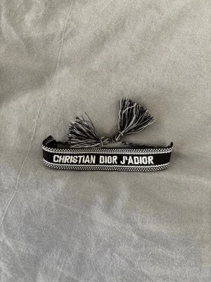 Svar armband - Jag säljer ett svart armband men kan välja storlek 