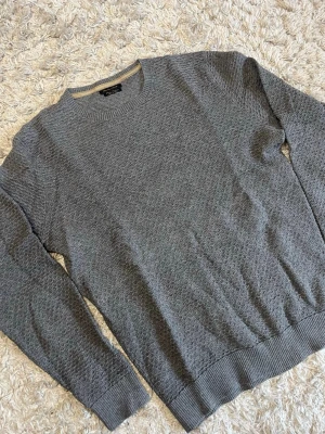 Massimo Dutti kashmir tröja - Säljer denna snygga grå stickade tröjan från Massimo Dutti. Den är i bra skick utan defekter och är i storlek L. Tyvärr är tags bortklippta, men den är i en cashmere, bomulls blend. Bara att skriva över frågor och funderingar.
