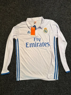 Ronaldo tröja - Tjena, säljer denhär real Madrid tröjan från den kanske mest ikoniska tiden med Ronaldo 7. Jag är osäker men jag tror tröjan är en kopia och därför ligger ute till så bra pris. Passar perfekt på mig som har storlek S och är i mycket bra skick. Hör av dig vid frågor eller liknande!