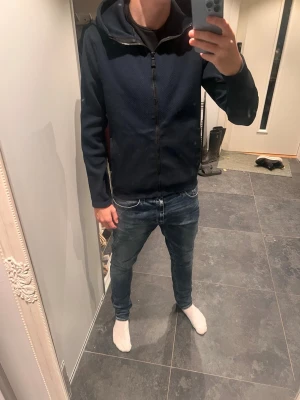 Sail racing zip hoodie - Säljer en sail racing hoodie i storlek medium i mycket fint skick priset är ej satt i sten .