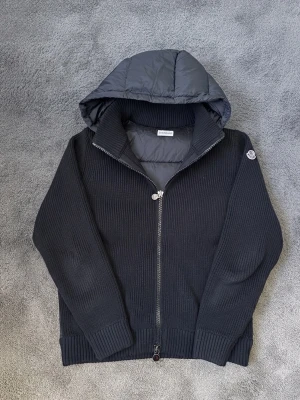 Moncler Cardigan - Svart  - Tjena! Säljer nu denna schysta cardiganen. Skicket är 9/10, Inga skador, inga defekter.  NFC/Scannar osv. Storlek S/M. Vid frågor kontakta gärna!
