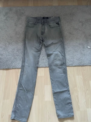 Replay anbass jeans w31/l34 - Säljer ett par riktigt schysta replay anbass jeans i väldigt bra skick. . Tillverkade i denim med en mjuk känsla. Perfekta för dig som gillar en enkel och stilren stil. Hör av er vid frågor. Priset kan diskuteras 👍