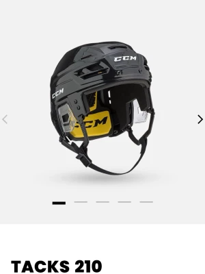 Svart hockeyhjälm CCM Tacks 210 - Säljer min ccm tacks 210 hjälm, har tyvärr ingen bild på den men den är iallafall ny skick. Kontakta om intresse!!