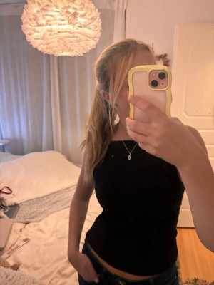 Zara topp - Såå snygg topp, öppen rygg med rosettdetaljer i ryggen. Passar perfekt på middag eller utgång. 🥰🥰