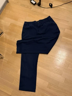 Mörkblå linnebyxor straight fit - Mörkblå linnebyxor från denim co. med straight fit-modell. Byxorna har resår i midjan, knappstängning och klassisk design. Perfekta för en avslappnad och stilren look.