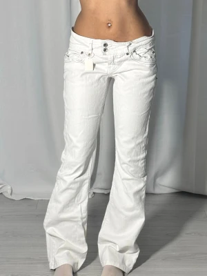 Bootcut jeans 10559 - Midjemått: 40cm. Gren: 19cm. Innerbenslängd: 80cm. Kolla in min profil, följ för fler plagg🙌