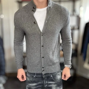 100% Kashmir kofta - Mycket fint skick, inga defekter. Nypris ca 2500kr. Modellen är 185 cm, 75 kg. Storlek L sitter som M, inte krympt eller liknande❗️Alltid billigare pris vid köp av flera varor‼️🙌Svarar alltid på frågor eller funderingar! 