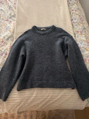 Blå stickad tröja - En blå stickad tröja från Gina Tricot, jättemysig och fin! Använd några enstaka hånger