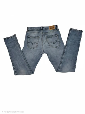 Ljusblå Replay jeans med raka ben - Snygga ljusblå jeans från Replay med raka ben och klassisk femficksmodell. Jeansen har coola detaljer på bakfickorna och en läderpatch med Replay-logga i midjan. Tillverkade i slitstark denim som ger en avslappnad vibe.