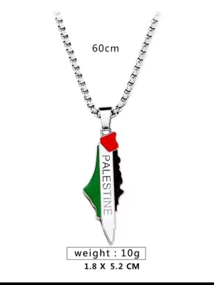 Palestina flagga karta Halsband med Palestina-hänge - Snyggt halsband med ett hänge i form av Palestina, dekorerat i rött, grönt, vitt och svart. Hänget har texten 'PALESTINE' och mäter 1,8 x 5,2 cm. Kedjan är 60 cm lång och halsbandet väger 10 gram. Perfekt för dig som vill bära ett statement-smycke.