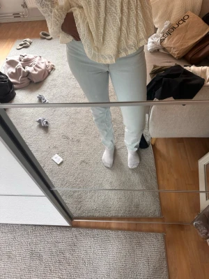 Ljusblå Levis jeans - Helt oanvända Levis jeans i storlek 25, vilket ungefär motsvarar XS. Passar dock mig som vanligtvis har XS/S. Endast testade!! 