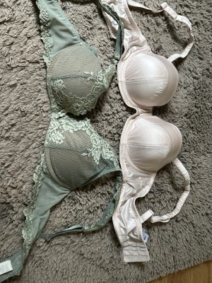 BH från intimissimi och Kappahl  - Den gröna är i storlek 70B och har push-up från intimissimi/ andvänd några gånger men tvättad💚Den rosa är utan push-up och är i storlek 80A från Kappahl oanvänd 🩷de är bara skriva om ni är intresserade så kan ja säga pris.