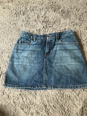 Blå jeanskjol med fickor från h&m  - aldrig använt har ingen pris lapp bara, superfin kjol❤️