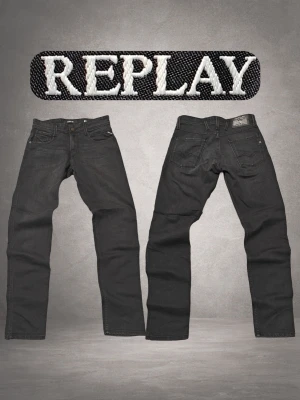 Replay Anbass Slim Fit W30 svarta jeans - ❌ Passformsbilder skickas ej. Se mått!Snygga svarta jeans från Replay med klassisk femficksmodell och raka slim ben. Jeansen har diskreta sömmar och en liten logotyp på fickan. Perfekta för dig som gillar en stilren och tidlös look. Materialet är denim med skön känsla.💬 Prisförslag välkomnas. 🚫 Rökfritt & djurfritt hem. 📦 Skickas inom 24 timmar. 😱 Smutsfläckar kan förekomma.