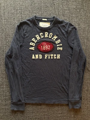 Abercrombie & fitch longsleeve ~ vintage  - Säljer nu denna sjukt snygga Abercrombie & Fitch longsleeven | st L ~ 180–190cm | passar även M | passar perfekt nu till kyligare dagar! Modellen produceras inte längre och är därav väldigt sällsynt. Kan även gå ner lite i pris vid snabb affär🍁🫶