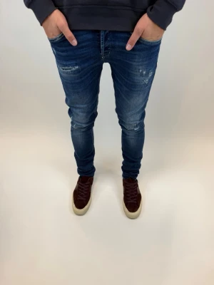 Dondup Jeans George  - Dondup Jeans George!  Storlek 33, Ny pris 4000 kr Original slitningar från fabrik 
