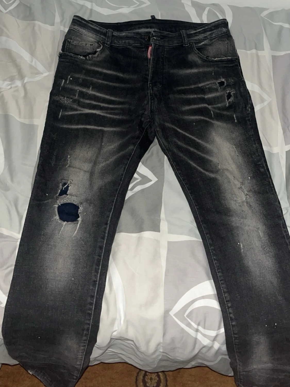 Svarta slitna jeans med hål