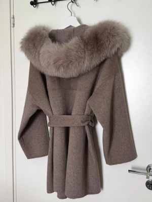 Ullkappa med päls - Kashmirullkappa med krage i rävpäls. Står XS i den men är mer som en S/M då den är oversized. Helt i nyskick!