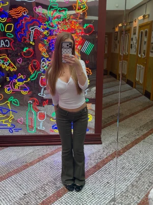  bootcut jeans, gröna 🫒🍸 - säljer ett par olivgröna bootcut jeans med låg midja och två knappar framtill. beställde två storlekar så säljer i strl S, aldrig använda, endast testade men lapparna är av. 