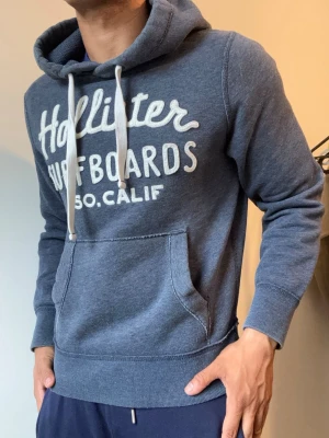 Vintage Hollister Hoodie - Vintage och sällsynt Mörkblå Hoodie från Hollister  | Storlek S | Går ner i pris vid snabbt köp! | Är 175, väger 68kg | Längd ≈65cm, Bredd armhåla - armhåla ≈52cm |Hör av vid ytterligare frågor!!!
