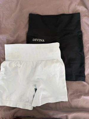 Divina träningsshorts med scrunch - Säljer dessa snygga träningsshorts från Divina. Båda är högmidjade och har scrunch baktill som ger en riktigt fin passform    Ljusblå/vit – har lite smink på sig som är enkelt att ta bort  Svart – fint skick  Kan köpas separat – skriv gärna vid intresse!