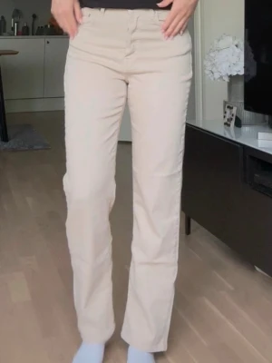 Beiga raka jeans  - Otroligt sköna och mjuka jeans från NA-KD, använda en gång och i nyskick.   Jag är 165  Straight high waist jeans Material: 99% bomull & 1% elastan Storlek 36 - normala i storlek. 